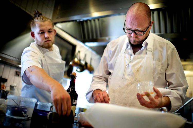 Michelin. Paul Cunningham, der driver Henne Kirkeby Kro syd for Ringkøbing Fjord i det vestligste Jylland, fortæller at de hen over de sidste to år har haft en del borde, der lugtede lidt af michelininspektører. 