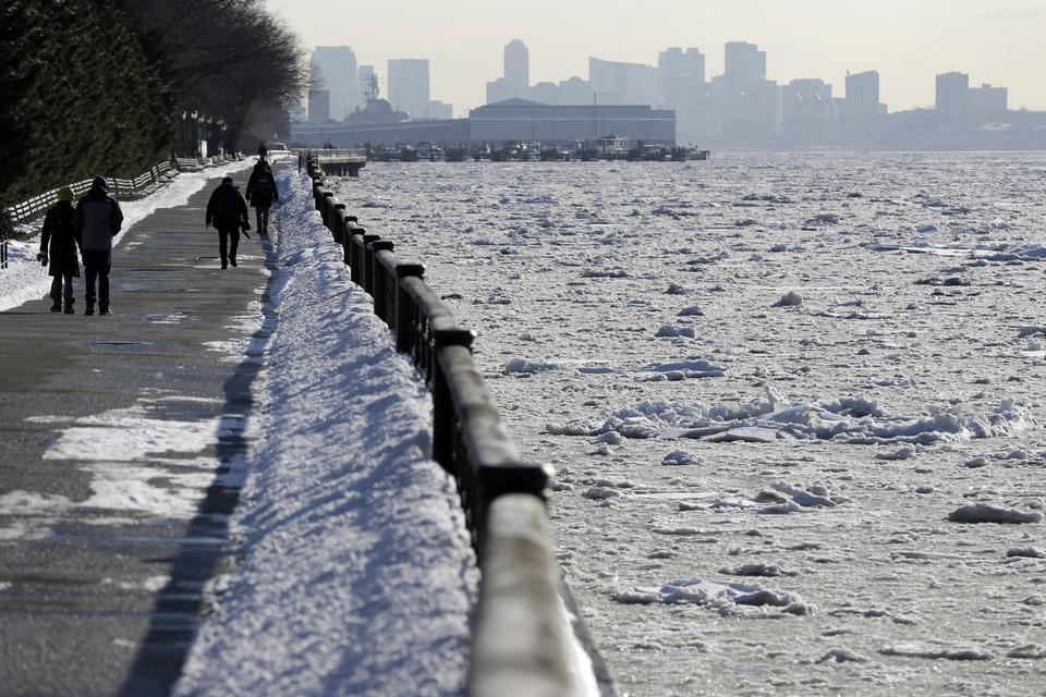 vandknolde. Hudson River har en noget mere takkt overflade end normalt. Foto: Seth Wenig/AP 