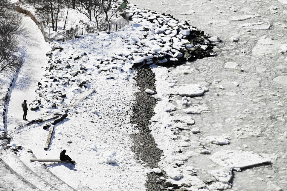 ishav. Gæster i Brooklyn Bridge Park beundrer isformationerne i East River. Foto: Mark Lennihan/AP 