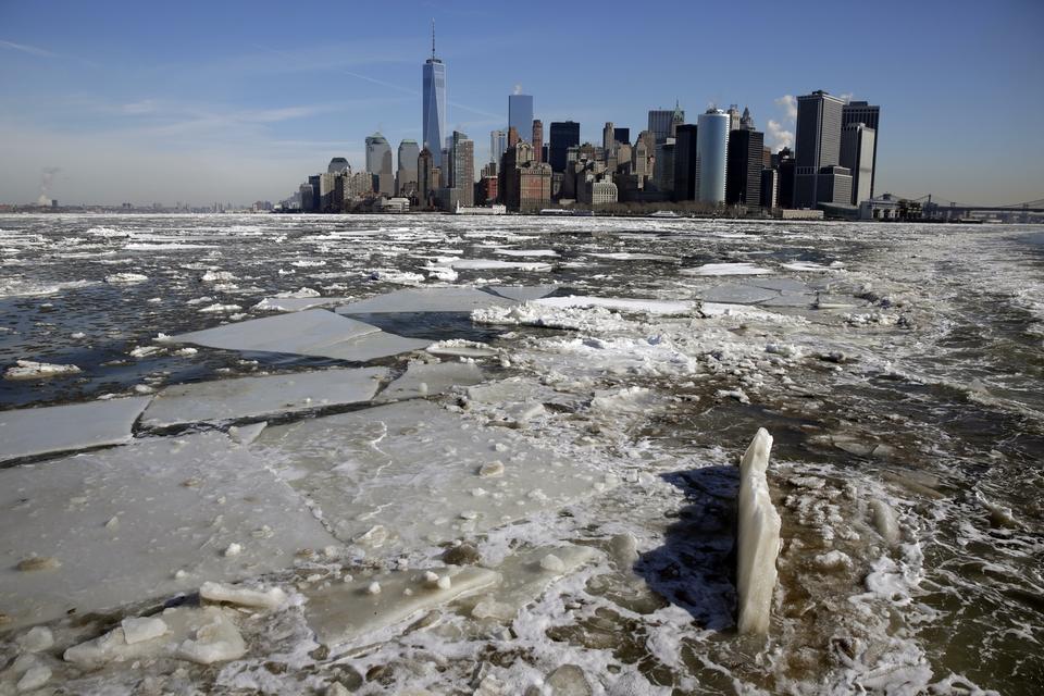 skyline. Den nedre del af Manhattan knejser mod den blå himmel og den hvide is. Foto: Richard Drew/AP 