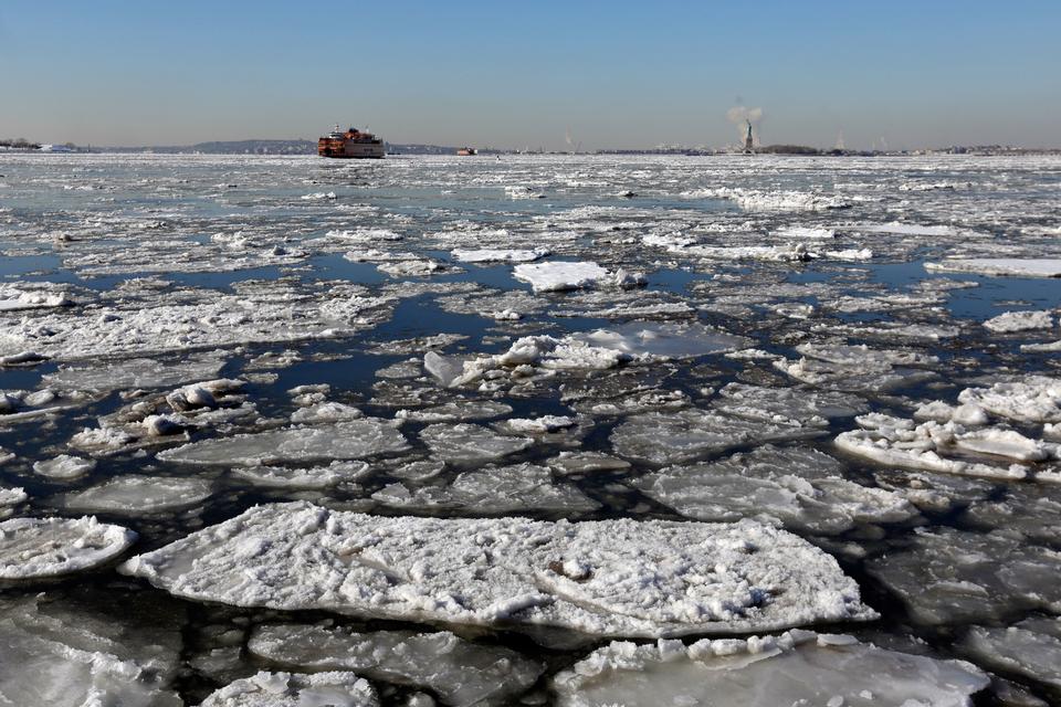 pendlere. Det kunne ligne en polarekspedition, men det er Staten Island-færgen, der pløjer sig gennem isflagerne. Foto: Richard Dres/AP 