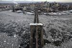 Trækplaster. Brooklyn Bridge er et af New Yorks kendteste vartegn. Lige nu er det en kold fornøjelse at tage turen over broen. Foto: Seth Wenig/AP 