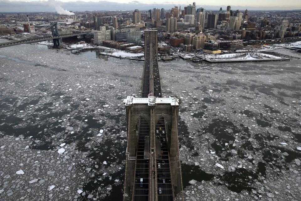 Trækplaster. Brooklyn Bridge er et af New Yorks kendteste vartegn. Lige nu er det en kold fornøjelse at tage turen over broen. Foto: Seth Wenig/AP 