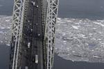 Kuldegreb. Newyorkerne kan vælge mellem mange broer på vej til og byen. Her er det George Washington Bridge. Foto: Seth Wenig/AP 