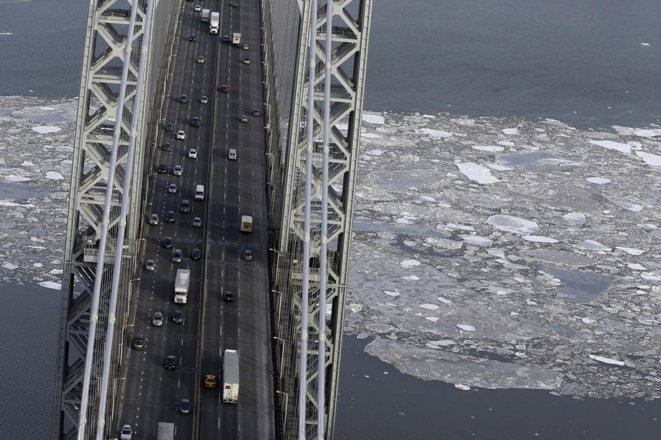 Kuldegreb. Newyorkerne kan vælge mellem mange broer på vej til og byen. Her er det George Washington Bridge. Foto: Seth Wenig/AP 