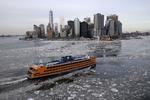 Transport. Færgerne kan nogenlunde uhindret stadig komme til og fra Manhattan. Foto: Seth Wenig/AP 