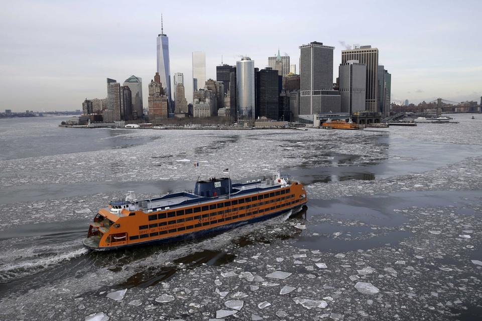 Transport. Færgerne kan nogenlunde uhindret stadig komme til og fra Manhattan. Foto: Seth Wenig/AP 