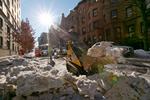 Rydning. Væk skal den, sneen. Her på Upper West Side. Foto: Richard Drew/AP 