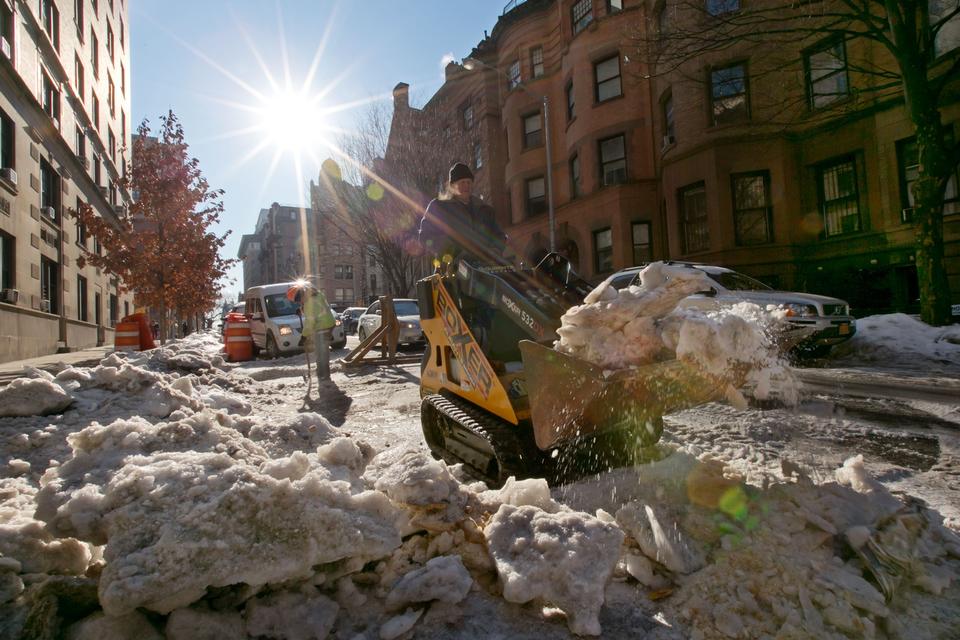 Rydning. Væk skal den, sneen. Her på Upper West Side. Foto: Richard Drew/AP 