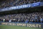 LIGHED. På Stamford Bridge forsøgte Chelsea til kampen mod Burnley for nylig at gøre sine fans opmærksom på, at klubben ikke tolererer racistisk optræden. 