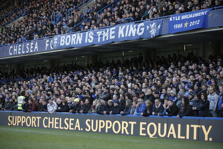 LIGHED. På Stamford Bridge forsøgte Chelsea til kampen mod Burnley for nylig at gøre sine fans opmærksom på, at klubben ikke tolererer racistisk optræden. 