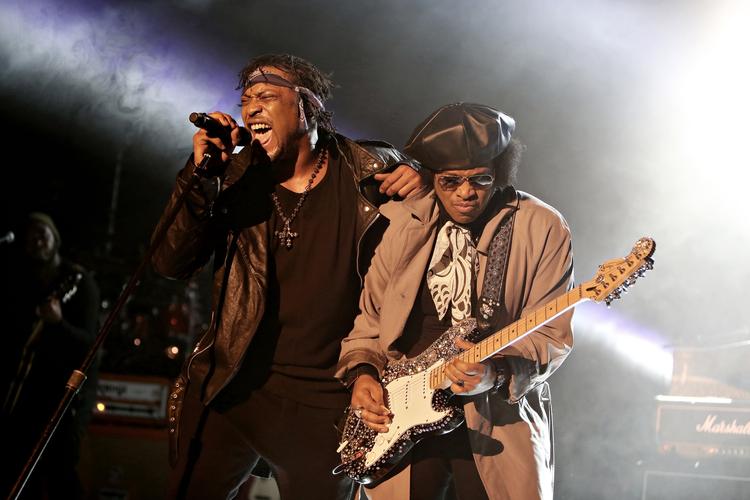 overskud. En næsten ustyrlig D'Angelo med sikker hånd dirigerer rundt med sit band af verdensklasse musikere, mens den bandanaklædte bandit af en sanger samtidig har tid til at flirte, sende fingerkys og brede grin ud til publikum. 