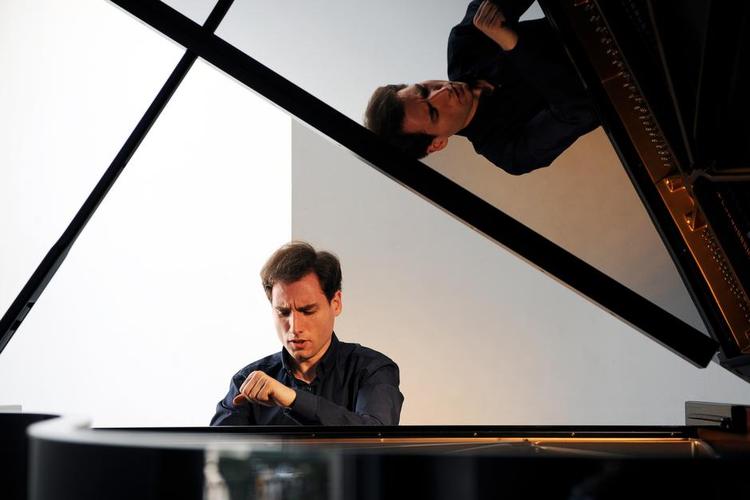 Velovervejet. Israelske Boris Giltburg er en af de nye pianister, der har indspillet klavermusik af Schumann. 