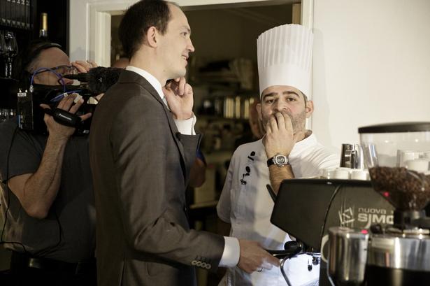 Spændning. Han havde presset sig selv op i hjørnet. Op mod 35 pressefolk var mødt op ved udkanten af Marselisborg skovene. Og da Michelins øverste mand var i røret, var presset næsten ikke til at holde ud for kok og ejer af Restaurant Frederikshøj, Wassim Hallal. 