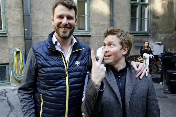 Magtdemonstration. »Det er så sindssygt vildt at tænke på, at vi nu er i samme liga som Noma og Geranium«, siger køkkenchef Søren Selin (til højre) om de to stjerner, han nu har erobret. Ejeren Christian Aarø (til venstre) var pavestolt over erobringen. »Vi har travlt i dag, men to stjerner kommer til at betyde, at vi får rigtig travlt«, siger han. 