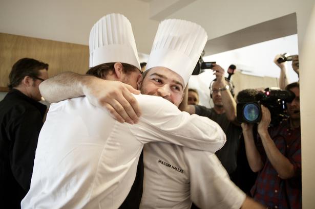 Krammere. Tårerne viste sig i øjenkrogene på Wassim Hallal i minutterne efter, at han fik overbragt den gode nyhed. Herefter begyndte han at uddele mandekrammere til sine ansatte. 