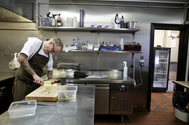 Arbejdshest. Selvom René Mammen, medejer og kok hos Substans, fik en uventet stjerne, skulle han forberede aftenens menu. »Vi er mega lykkelige og meget taknemmelige. Det er jo sådan noget, man kun har turdet drømme om – helt siden kokkeskolen«, siger René Mammen, der har restauranterne Substans og Pondus sammen med sin kone Louise Mammen. 