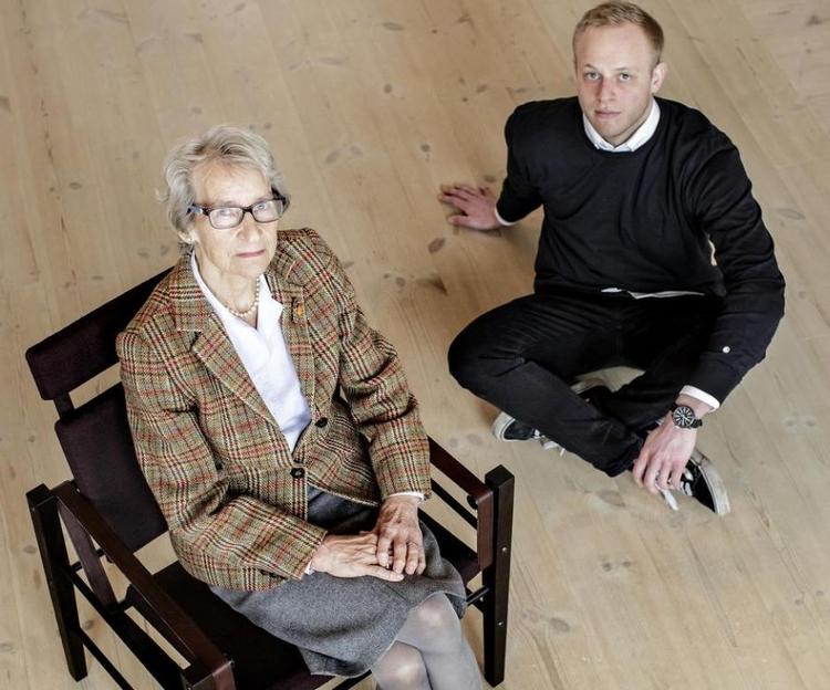 Til tidligere vice-direktør i Søfartsstyrelsen Kate Galle Gottlieb har Anders Kirkebjerg Olesen designet en let safari-lignende stol, hvor sæde og ryg er polstret. 