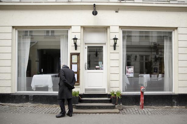 Lukket. Da Politken fotograf skulle finde de glade folk bag restaurant Substans, var den lukket. De fejrede sejren på søsterrestauranten Pondus få hundrede meter væk. Pondus opnåede desuden en bib-gourmand. 