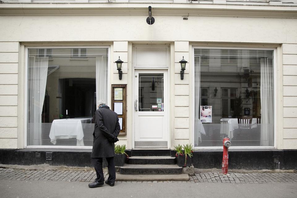 Lukket. Da Politken fotograf skulle finde de glade folk bag restaurant Substans, var den lukket. De fejrede sejren på søsterrestauranten Pondus få hundrede meter væk. Pondus opnåede desuden en bib-gourmand. 
