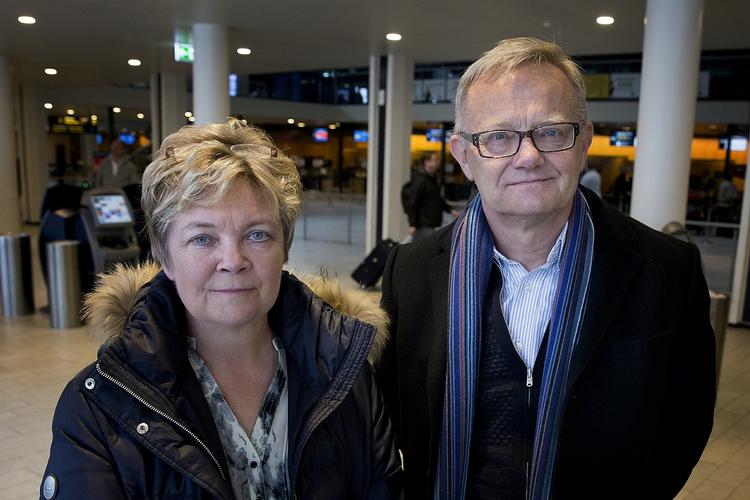 Skeptisk. Jan Madsen, der er i lufthavnen med sin kone Bente, vil helst være fri for at flyve med Ryan Air. 