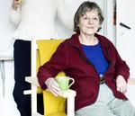 Til Ursula Munch-Petersen har Signe Haupt designet en klassisk lænestol i asketræ med gul Hallingdal-uld, som matcher farven på den keramik, som Ursula Munch-Petersen laver. 