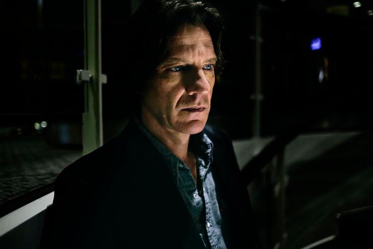 emotionelt. Instruktøren James Marsh kunne natten til mandag bringe både Eddie Redmayne og Felicity Jones frem til oscarpodiet, og det blev også til en pris for bedste mandlige hovedrolle til hans film 'Teorien om alting'. 