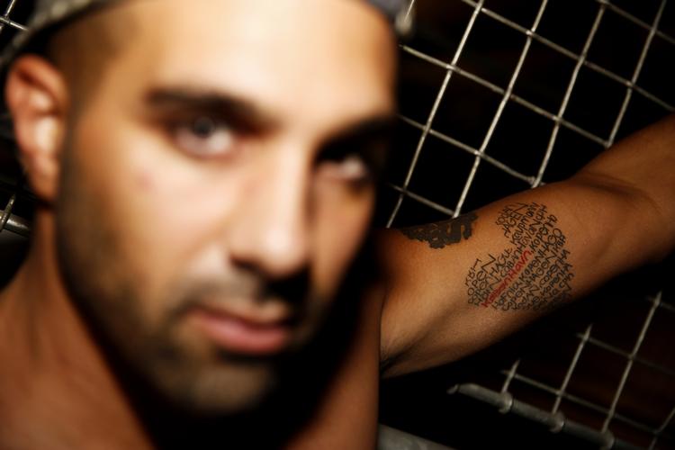 Ballademager. Zaki Youssef er rapper, komponist, skuespiller og dramatiker. Han har blandt andet spillet Don Juan på Betty Nansen Teatret, og i 2011 fik han Reumert Talentprisen for at have skrevet og spillet hovedrollen i »Præmieperker« på Det Kongelige Teater. Men folkeskolen bød sjældent på succeser. 