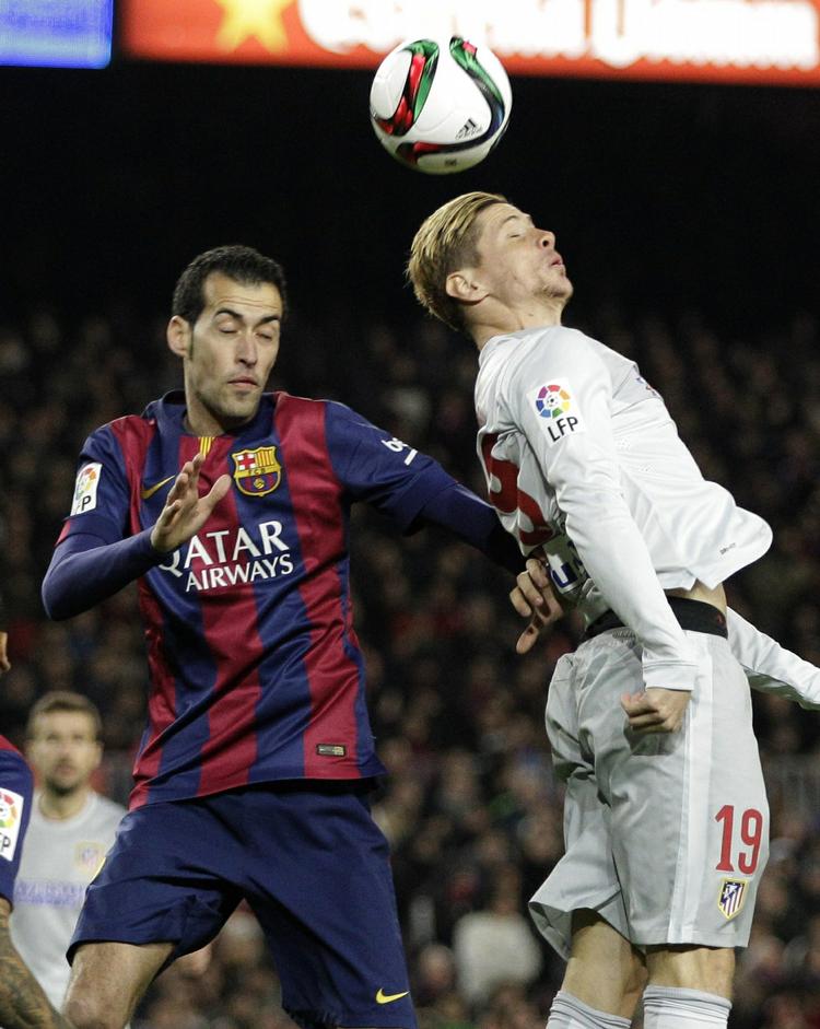 Hård. Sergio Busquets (tv) har spillet 314 kampe for FC Barcelona. Det kan blive til en del flere frem til 2019. 