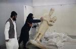 KRÆNKENDE. En forhistorisk statue knuses, fordi den krænker det muslimske forbud mod afgudsdyrkelse. 
