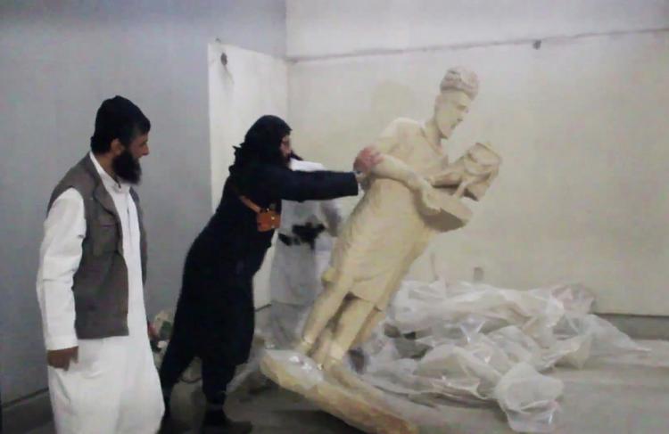 KRÆNKENDE. En forhistorisk statue knuses, fordi den krænker det muslimske forbud mod afgudsdyrkelse. 
