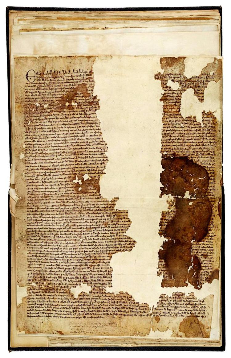 Smuldret. Det oprindelige Magna Carta var en håndfæstning af den engelske monark, en indskrænkning af hans magt og et skridt frem mod en demokratisering af samfundet.  Den udgave, der nu er fundet i Sandwich, er stærkt vandskadet, hvilket betyder, at en tredjedel er smuldret væk. 