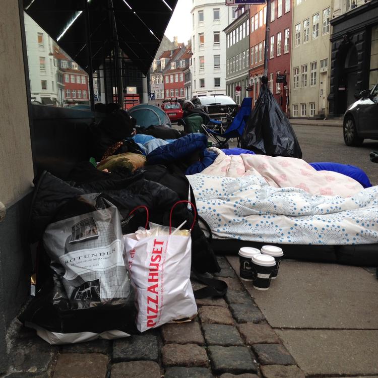 sneakerfans. De 12 drenge har ligget i kø siden onsdag. 