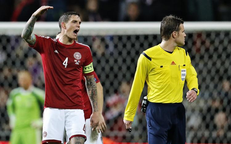 strid. Anfører Daniel Agger og landsholdsspillerne bør forklare, hvad de vil, mener arbejdsmarkedsforsker. 