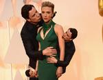 PHOTOSHOPPET. Nettet har været utroligt kreative med John Travoltas pinlige forsøg på at give Scarlett Johansson et Oscar-kys 