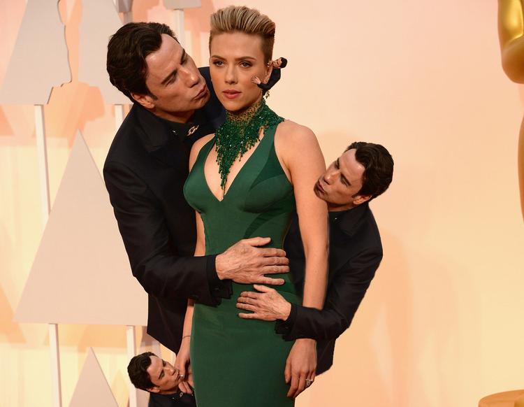 PHOTOSHOPPET. Nettet har været utroligt kreative med John Travoltas pinlige forsøg på at give Scarlett Johansson et Oscar-kys 