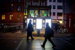 Morgentur. Selv om de fleste københavnere nok ligger hjemme under dynen kl. 5, er dagen startet for nogle. På sin meget tidlige morgentur gennem byen mødte Københavneriet for eksempel en langhåret mand i kørestol, nogle smalhoftede bagerjomfruer og et utal af pendlere i sort. 