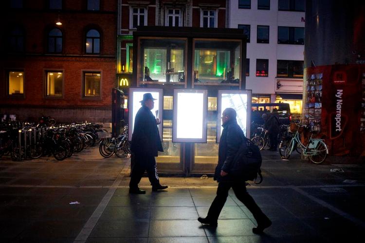 Morgentur. Selv om de fleste københavnere nok ligger hjemme under dynen kl. 5, er dagen startet for nogle. På sin meget tidlige morgentur gennem byen mødte Københavneriet for eksempel en langhåret mand i kørestol, nogle smalhoftede bagerjomfruer og et utal af pendlere i sort. 