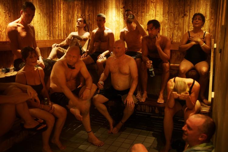 Saunagus. Her ses saunagæster i Øbrohallens sauna. 