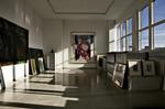 Galleri. Er man heldig med vejret, skinner solen ind gennem galleriets ruder. 