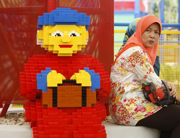 Globalt. I 2012 slog Legoland dørene op i Nusajaya i det sydlige Malaysia, kun få kilometer fra Singapore. I sin tid valgte Lego farven gul til sine legomænd, fordi den blev set som globalt neutral. 