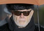 Dom. Den tidligere popsanger Gary Glitter ankommer til retten i London. Han er dømt til 16 års fængesel for seksuelt misbrug af unge piger. 