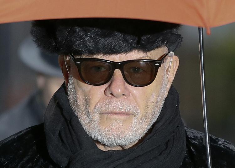 Dom. Den tidligere popsanger Gary Glitter ankommer til retten i London. Han er dømt til 16 års fængesel for seksuelt misbrug af unge piger. 