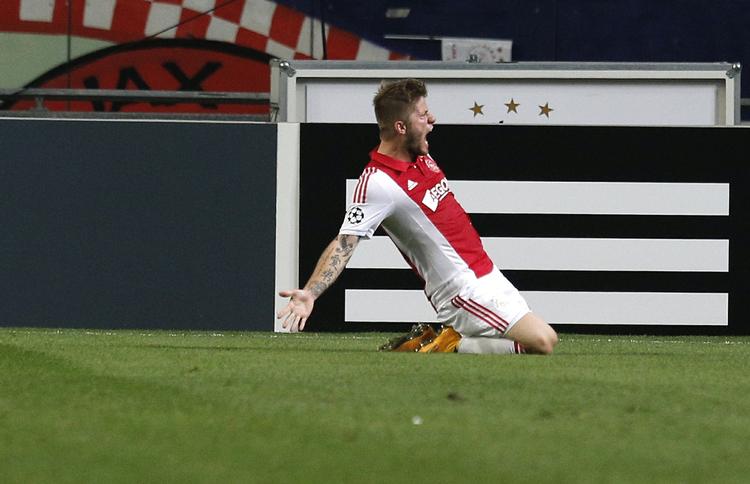 langtur. Lasse Schöne og Ajax Amsterdam skal en tur til Dnipropetrovsk i Ukraine til ottendedelsfinalen i Europa League. 