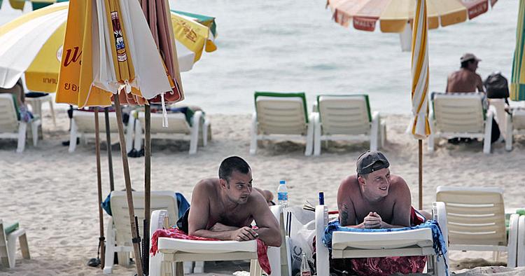 Slut. Det ser afslappet ud, men nu er det slut med strandstole og solsenge på Phukets strande i Thailand. 