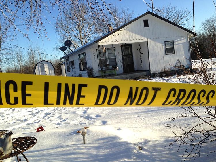 Gerningssted. Politiet har afspærret flere hjem i Missouri, hvor adskillige personer er blevet skudt. 