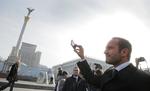 Ukraine. Udenrigsminister Martin Lidegaard tager en 'selfie' på Uafhængighedspladsen i Kiev (arkiv). 