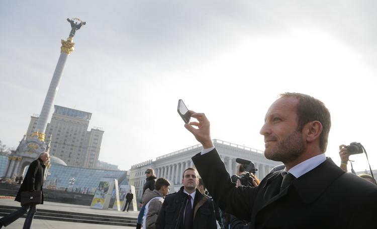 Ukraine. Udenrigsminister Martin Lidegaard tager en 'selfie' på Uafhængighedspladsen i Kiev (arkiv). 
