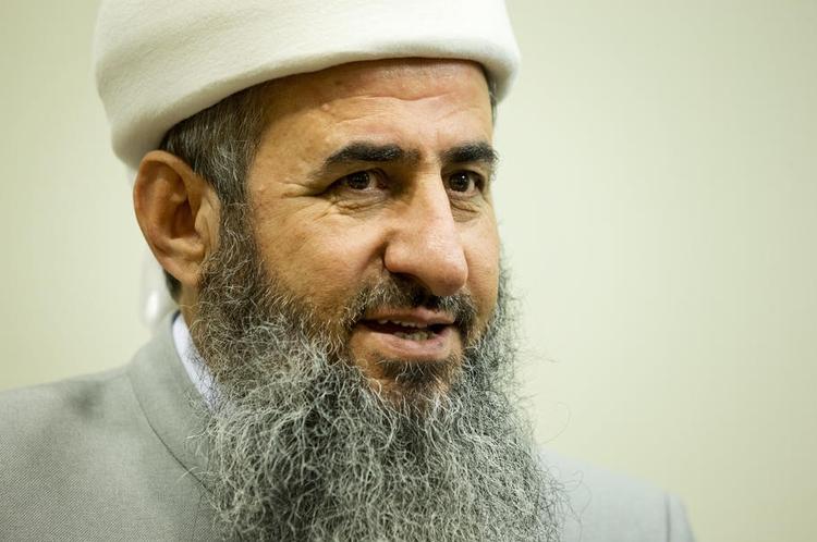 Kontroversiel. De, som tegner Muhammed-karikaturer, må dø. Også i Norge. Det mener Mullah Krekar i et interview med den norske tv-station NRK. 