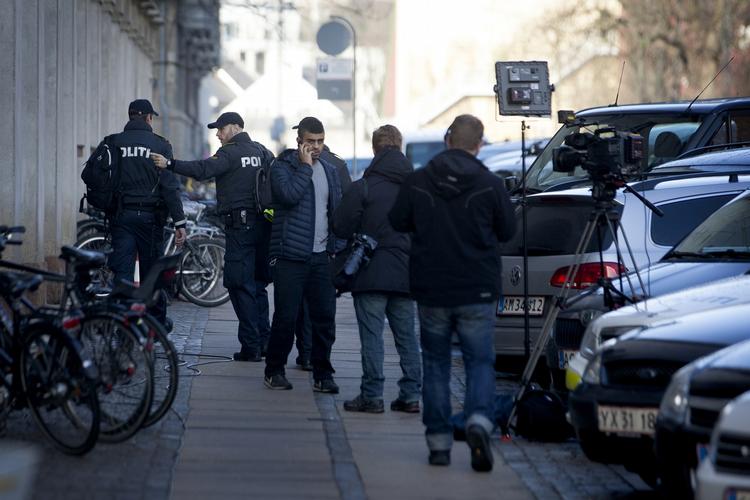 Postyr. Pressen var mødt talstærkt op i dommervagten, hvor grundlovsforhøret finder sted. 